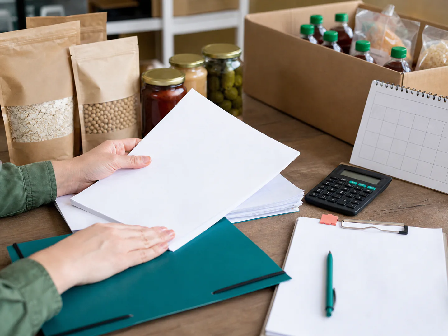 Produtos e documentos organizados para chamada pública de alimentos